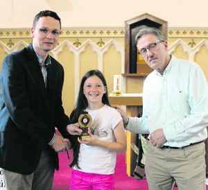 Minister of State for Tourism and Sport Patrick O'Donovan TD making a presentation to Aoibhín Houlihan (Sár Scólaire) with Michael Costello. George Daly Gaelcholáiste Cill Churnáin Summer Camp